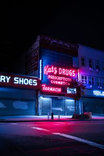 点亮的 Katz Drugs 标牌 点亮的 Katz Drugs 标牌