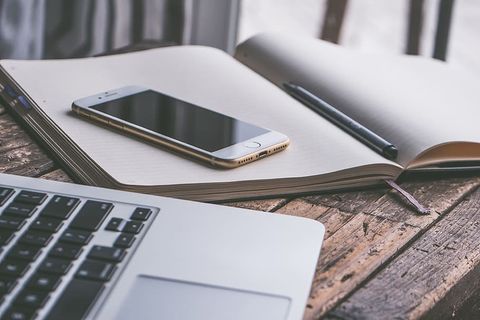 在Macbook旁边的Book顶部安装金色Iphone 7 在Macbook旁边的Book顶部安装金色Iphone 7