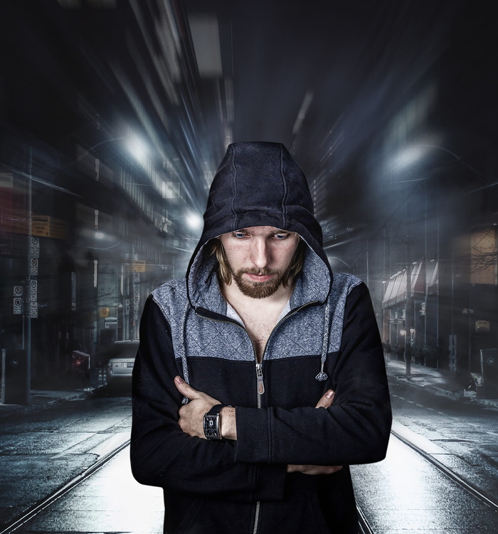 男子穿着黑色和灰色全拉链连帽衫