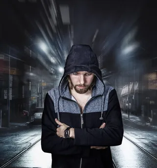 男子穿着黑色和灰色全拉链连帽衫