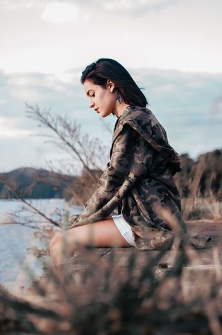 穿连帽夹克的女人