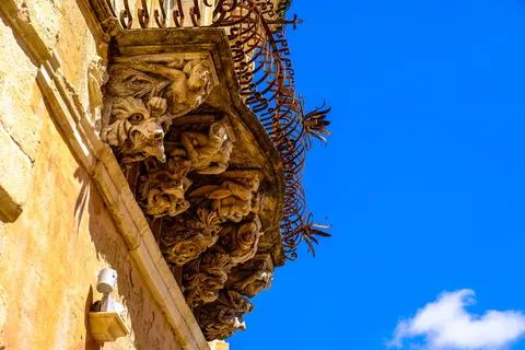 艺术、阳台、巴洛克、石像鬼、天空、雕像、建筑、著名场所 艺术、阳台、巴洛克、石像鬼、天空、雕像、建筑、著名场所