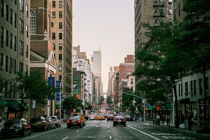 纽约一条繁忙的街道，背景是一个交通路口