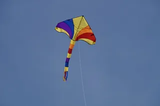 放飞五颜六色的风筝，龙，玩具，飞，五颜六色，天空，蓝色，风筝升起