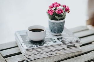 花盆里放着各种各样的粉红色小花