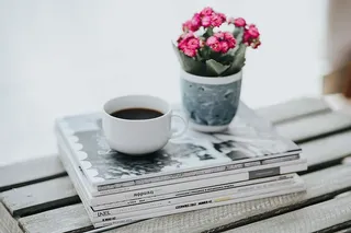 花盆里放着各种各样的粉红色小花