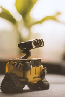 米色垫上的 Wall-e 玩具