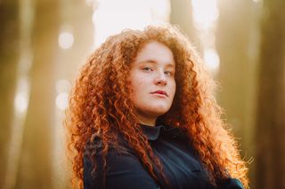 穿着黑色马球衫的女子