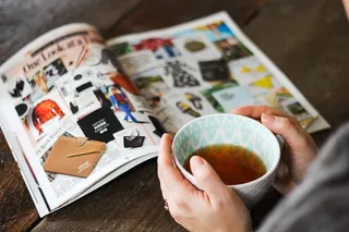 拿着陶瓷杯的人的浅焦照片