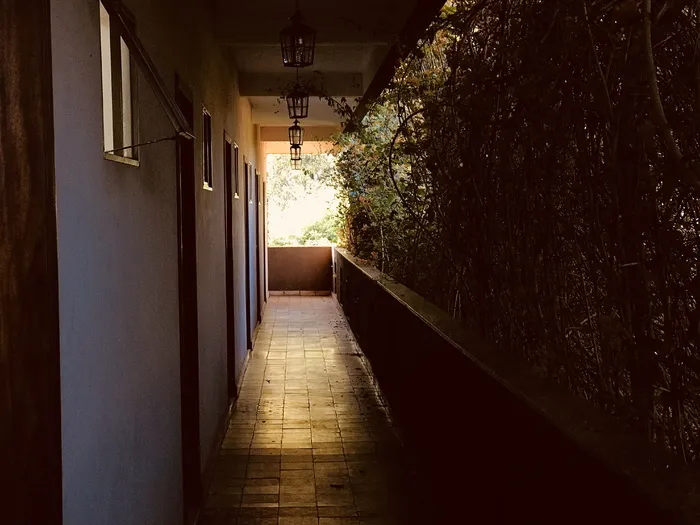 混凝土房屋走廊