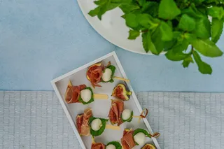 托盘上有水果培根