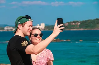 蓝天，帽子，手机，爱情，情侣，白天，时尚，女孩