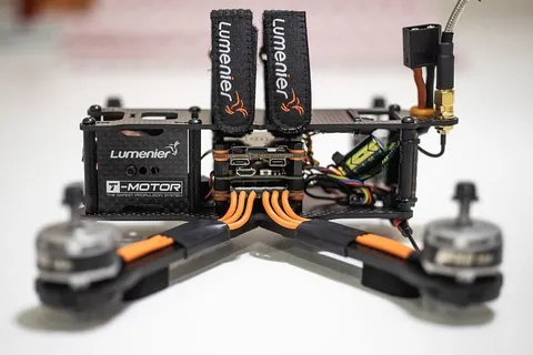 黑色和橙色的电子设备