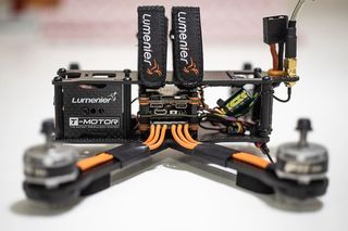 黑色和橙色的电子设备