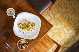 在白色陶瓷盘子上烤糕点