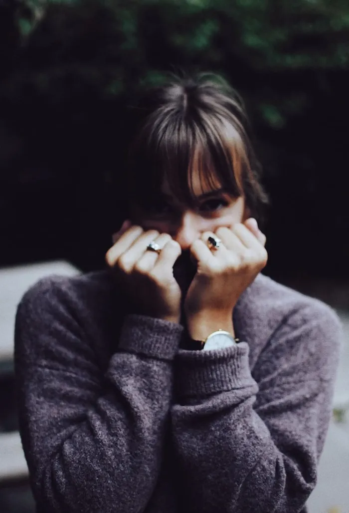 女士，穿着，毛衣，遮盖物，脸，照片，灰色，运动衫