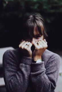 女士，穿着，毛衣，遮盖物，脸，照片，灰色，运动衫