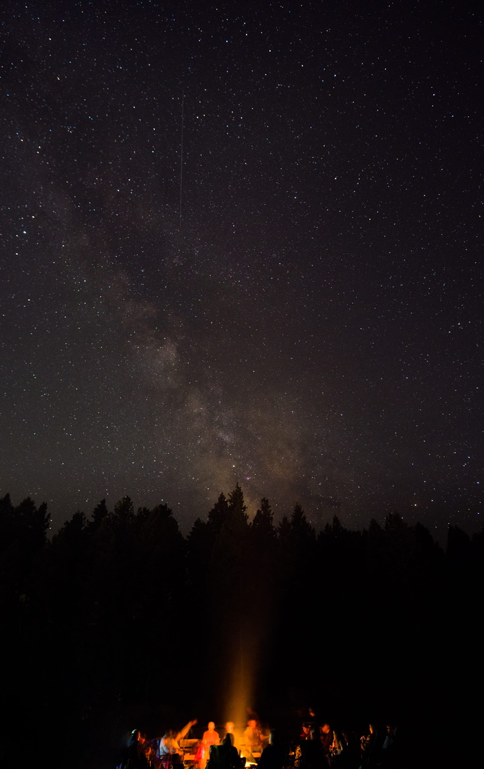 夜间，一群人围在篝火旁