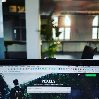 显示器显示Pexels网站 显示器显示Pexels网站