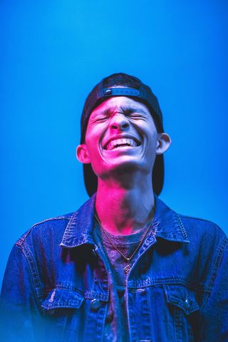 身穿牛仔夹克的男子照片