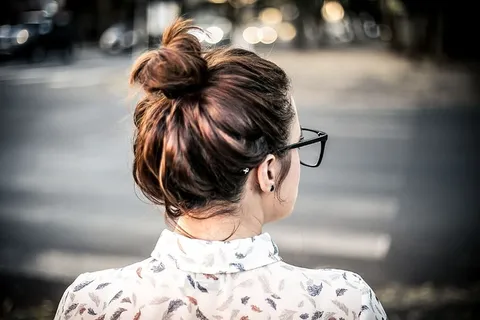人物,女人,女孩,模糊,可爱,后视图,发髻,特写 人物,女人,女孩,模糊,可爱,后视图,发髻,特写