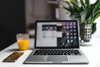 带Macbook Pro的时尚工作空间