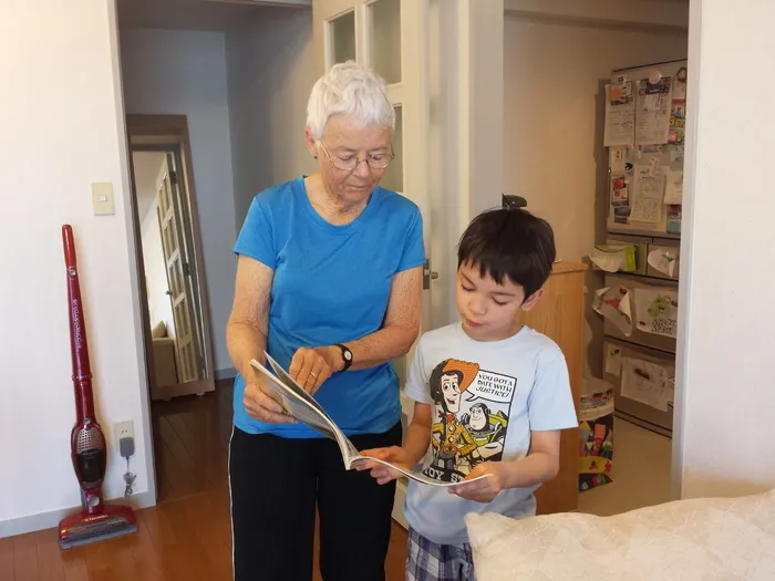 奶奶，读书，奶奶，老人，老人，人，书，奶奶