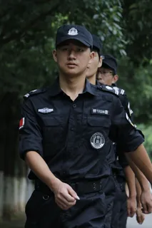 江西师范、小卫队、校园安全、真人、二人、站立、服装、白天 江西师范、小卫队、校园安全、真人、二人、站立、服装、白天