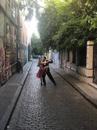 在小巷*跳舞的男人和女人