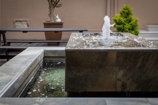 水，喷泉，长凳，家具，饮水机，陶器，罐子，地板