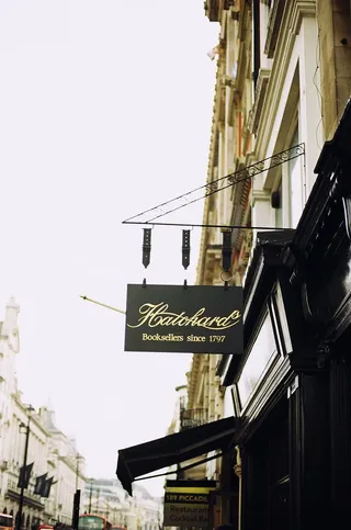 人行道附近的奶油混凝土建筑