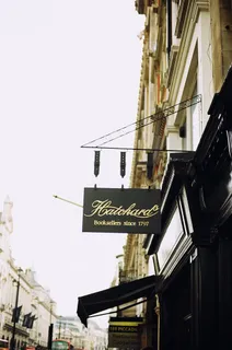 人行道附近的奶油混凝土建筑 人行道附近的奶油混凝土建筑