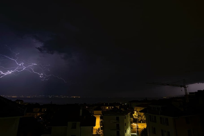 闪电、黑暗、夜晚、闪电、云、天空、建筑、建筑外部的照片