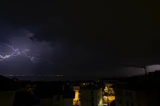 闪电、黑暗、夜晚、闪电、云、天空、建筑、建筑外部的照片