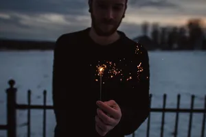 手持鞭炮的人