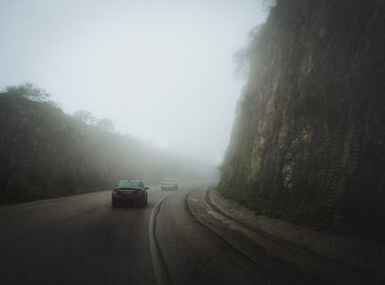 两辆车在路上行驶
