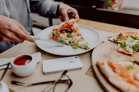 在舒适的餐厅里吃美味的披萨