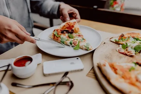在舒适的餐厅里吃美味的披萨