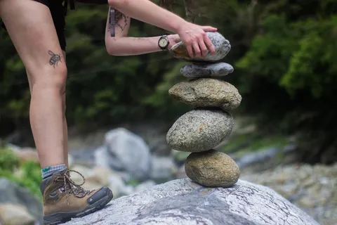人,抱,石头,顶部,平衡石头,人,腿,纹身 人,抱,石头,顶部,平衡石头,人,腿,纹身