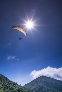 人跳伞的低角度照片 人跳伞的低角度照片