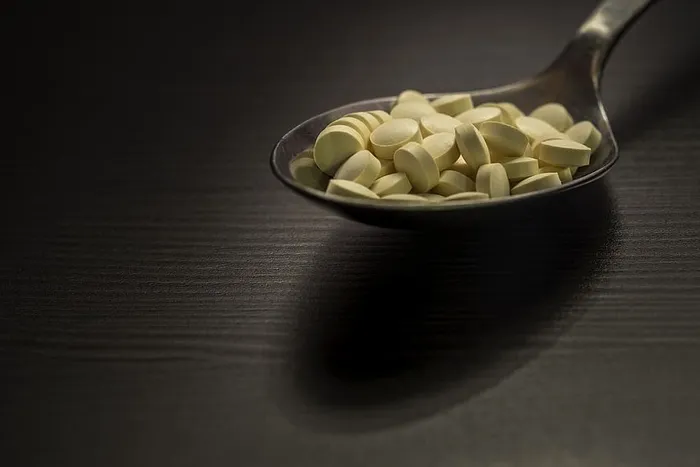 汤匙上的药丸，汤匙，药物，药丸，病人，疾病，健康，药物