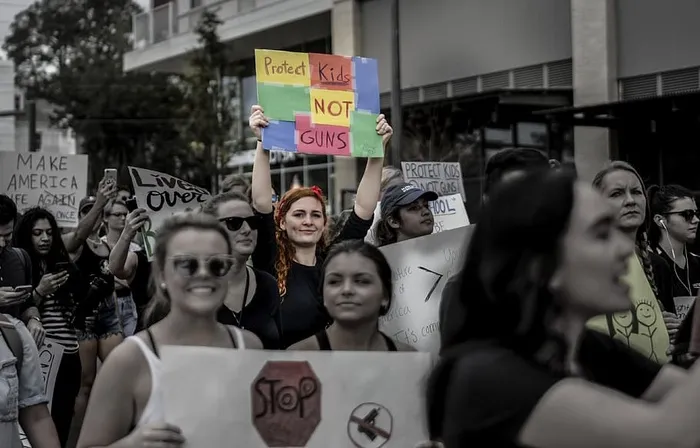 举着横幅的女子的选择性彩色照片