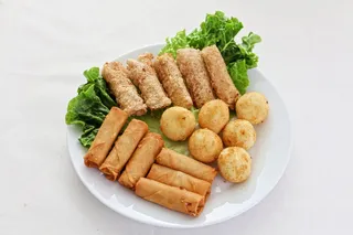 油炸食品、菜肴、盘子、榴莲煎饼、榴莲春卷、榴莲球、油炸食品、皇家榴莲