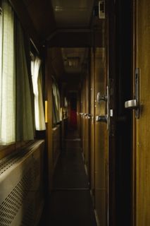 空通道、走廊、地板、地板、门、木材、室内、室内设计