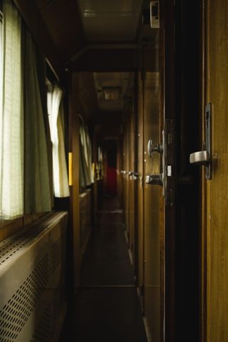 空通道、走廊、地板、地板、门、木材、室内、室内设计