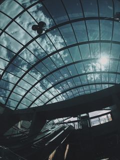 灰色天空下的透明玻璃天窗