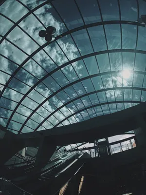 灰色天空下的透明玻璃天窗