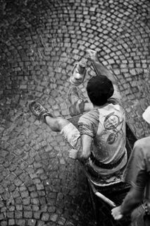 手持灯笼的灰度照片