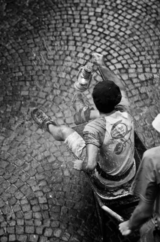 手持灯笼的灰度照片