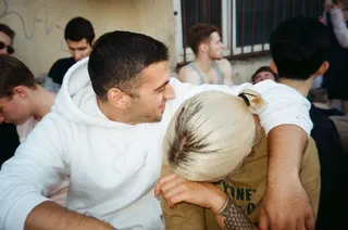 男人的肩膀放在人的背上